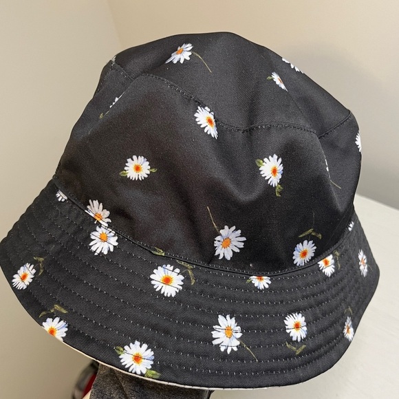 Alice+ Olivia Reversible Daisy & White Bucket Hat - Picture 5 of 5